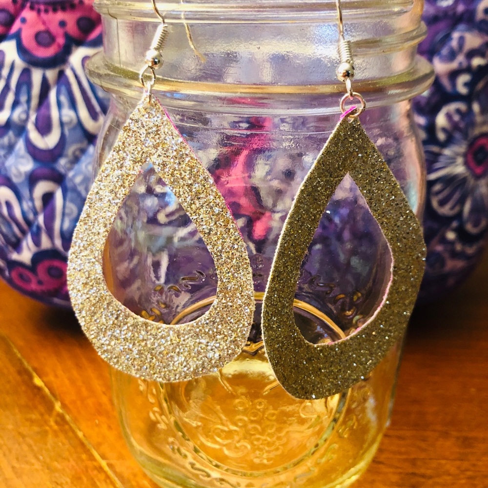 Leather earring! 💕 - Picture 2 of 8